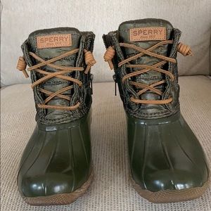 Sperry waterproof boots - only worn once. Size 6.5